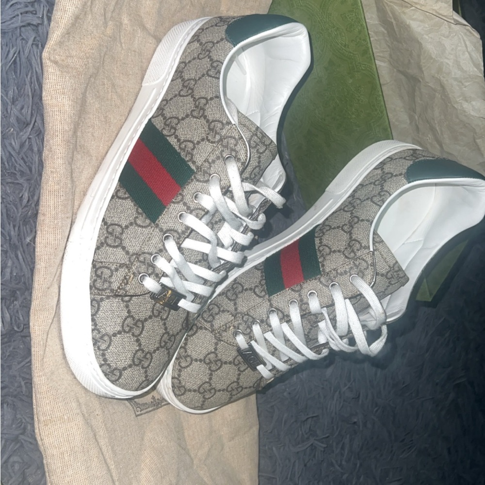 Gucci Beige Sneakers with Green and Red Stripes